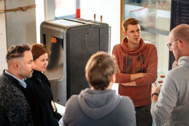 Personen stehen von einem PVT-Modul